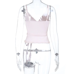 Detail eines hellrosa Satintops mit Spitzenbesatz und rückenfreiem Schnürdesign für Damen