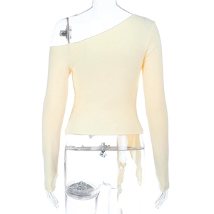 Vue arrière du haut en tricot crème ajusté avec un design asymétrique à une épaule