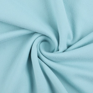 Détail macro de la texture du tissu tricoté bleu clair avec de subtils fils argentés