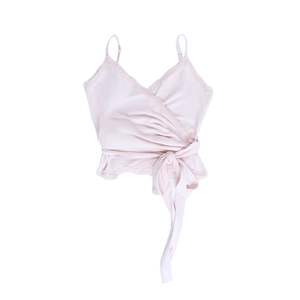 Detail eines hellrosa Satin-Camisole mit Spitzenbesatz und verstellbarem Seitenband