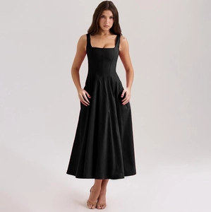 Détail de l'élégant décolleté carré et du corsage sans manches de cette robe noire évasée