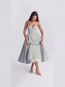 Robe d'été vintage bleu clair à fleurs avec bustier cintré et jupon en tulle multicouche