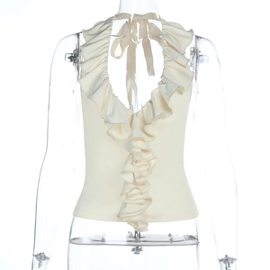 Détail du haut dos nu blanc crème avec encolure en V et volants élégants