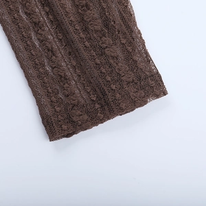 Gros plan détaillé sur dentelle marron foncé avec texture tricotée creuse et reliefs