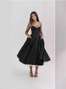 Robe élégante en satin noir style français à bretelles avec jupon en tulle blanc en bas