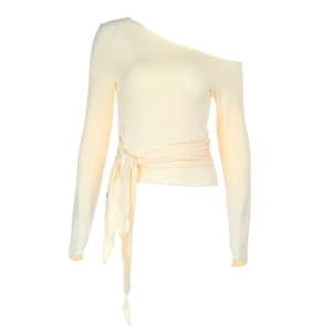 Détail du haut ajusté à une épaule avec manches longues et ceinture décorative en jaune clair