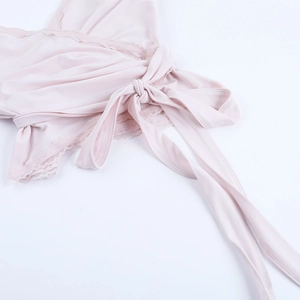 Detail eines rosa bauchfreien Tops mit zarter Spitze und transparentem Netzband