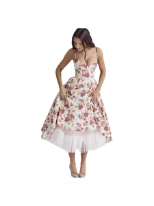 Robe d'été élégante à fleurs avec fines bretelles et jupe en tulle blanc superposé