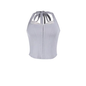 Détail d'un haut corset gris avec bordure en dentelle blanche et lien de cou réglable