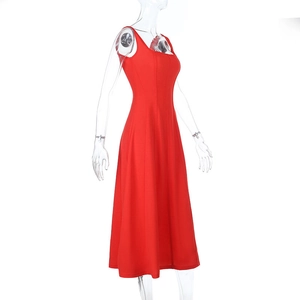 Vue latérale détaillée d'une robe rouge bustier évasée montrant la texture du tissu de qualité