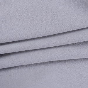 Vue détaillée du tissu tissé violet clair montrant une texture fine et un drapé lisse
