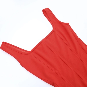 Détail de robe rouge à encolure carrée avec coutures verticales et finitions nettes