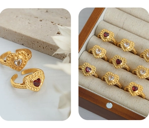 Détail de bagues en zircon en forme de cœur avec relief doré dans un coffret à bijoux