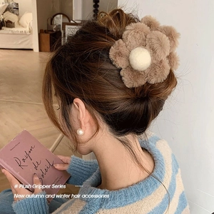 Pince à cheveux fleur en peluche élégante pour automne et hiver en marron et crème