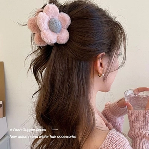Pince à cheveux fleur en peluche rose portée pour un style élégant automne-hiver