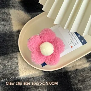 Détail de la pince à cheveux fleur en peluche de 9,0 cm en rose et blanc doux