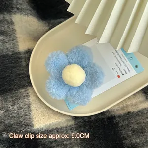 Détail d'une pince à cheveux fleur en peluche bleu clair et jaune, environ 9,0 cm