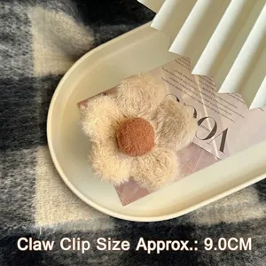 Détail de la pince à cheveux fleur en peluche avec pétales crème et taille de 9,0 cm