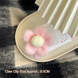 Détail de la pince à cheveux fleur en peluche rose et blanc avec mesure de 9,0 cm