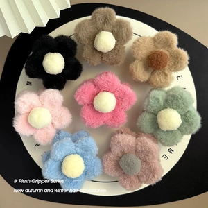 Lot de huit pinces à cheveux en forme de fleurs pelucheuses aux couleurs douces d'hiver
