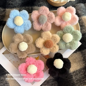 Pinces à cheveux fleurs en peluche d'hiver en plusieurs couleurs sur tissu texturé