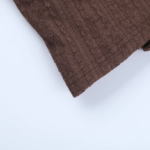 Détail du haut sans manches marron foncé avec texture premium et couture à double aiguille