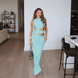 Détail de la robe moulante bleu clair avec découpe à la taille et ruban latéral