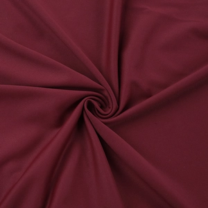 Vue détaillée du tissu de robe de soirée bordeaux montrant un drapé souple et fin