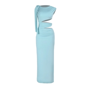 Détail de la taille découpée avec plis croisés sur une robe longue bleu clair
