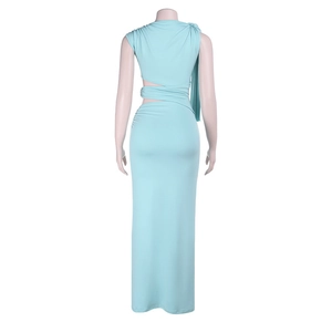 Détail du dos nu et de la coupe ajustée de cette robe longue bleu clair à paillettes fines