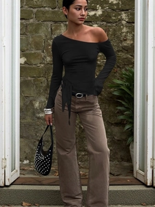 Haut noir chic à une épaule avec détail noué et jean marron à jambe large élégant