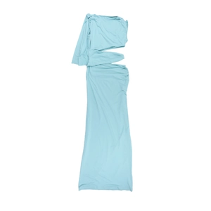 Détail d'une robe bleu clair à épaules dénudées avec découpe à la taille et manches drapées