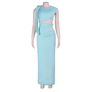 Détail d'une robe maxi bleu clair à épaules dénudées avec découpe à la taille et ruban