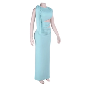 Détail de la robe bleu clair à une épaule avec découpe à la taille et texture plissée