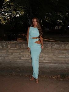 Robe longue bleu clair à une épaule avec découpes à la taille et drapé sophistiqué