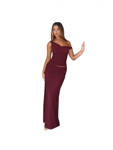 Ensemble de soirée chic bordeaux deux pièces avec haut asymétrique et jupe longue ajustée