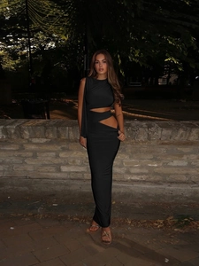 Robe ligne A noire chic à épaules dénudées avec découpes latérales et coupe ajustée