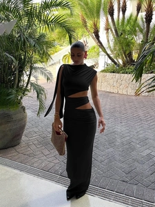 Robe longue noire à épaules dénudées avec découpe et drapé latéral pour une coupe ajustée