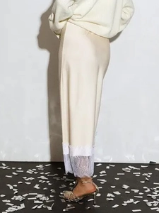 Elegante gonna lunga in raso crema con bordo in pizzo delicato e finitura setosa