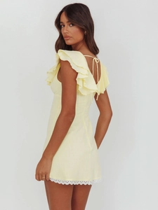 Robe d'été jaune clair avec manches à volants et détails en dentelle au bas
