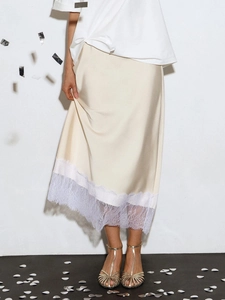 Elegante gonna midi in raso color champagne con bordo in pizzo bianco per feste