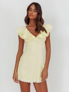 Robe sans manches jaune clair avec col en V profond, volants et bordure en dentelle