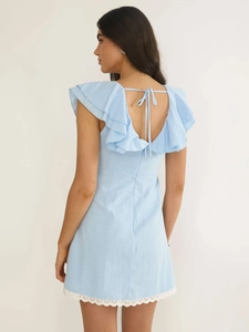 Robe d'été bleu clair sans manches à volants avec col en V et bordure en dentelle blanche