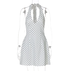 Mini vestido blanco de lunares con cuello halter, escote en V y lazo en la espalda