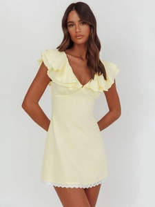 Robe d'été jaune clair sans manches avec col en V, volants et dentelle blanche fine