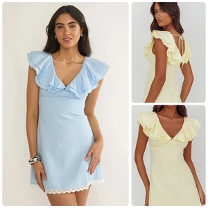 Détail de robes à volants bleu clair et jaune avec col en V et bordures en dentelle