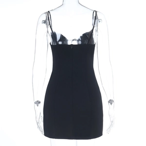 Détails du dos d'une mini robe moulante noire avec fermeture éclair invisible et bretelles