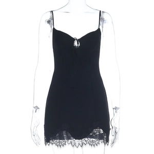 Détail de mini robe noire avec bordure en dentelle délicate sur l'ourlet pour un look sexy