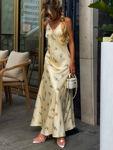 Élégante robe longue en satin jaune à fleurs avec décolleté en V et nœud pour femmes chic