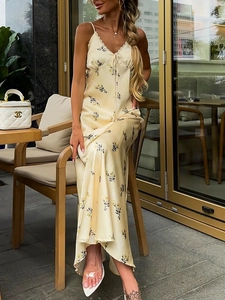 Robe midi élégante en satin à fleurs avec col en V et nœud sur terrasse de café
